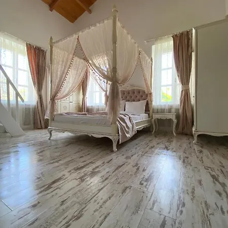 Alacati Roka Tas Butik * Çeşme