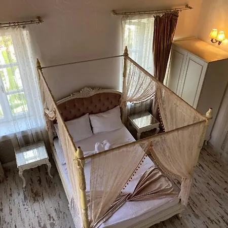 Alacati Roka Tas Butik Çeşme