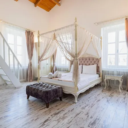 Alaçati Roka Taş Butık *