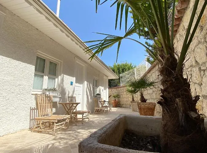 Alaçati Roka Taş Butık